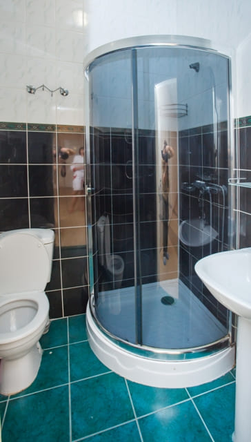 Туалет и душевая в стационаре клиники Трезвая Столица